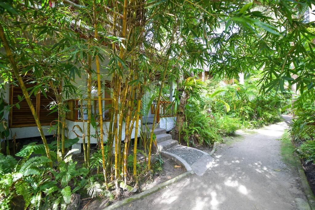 Ac2 - Bamboo Bungalows Rest House By White *
