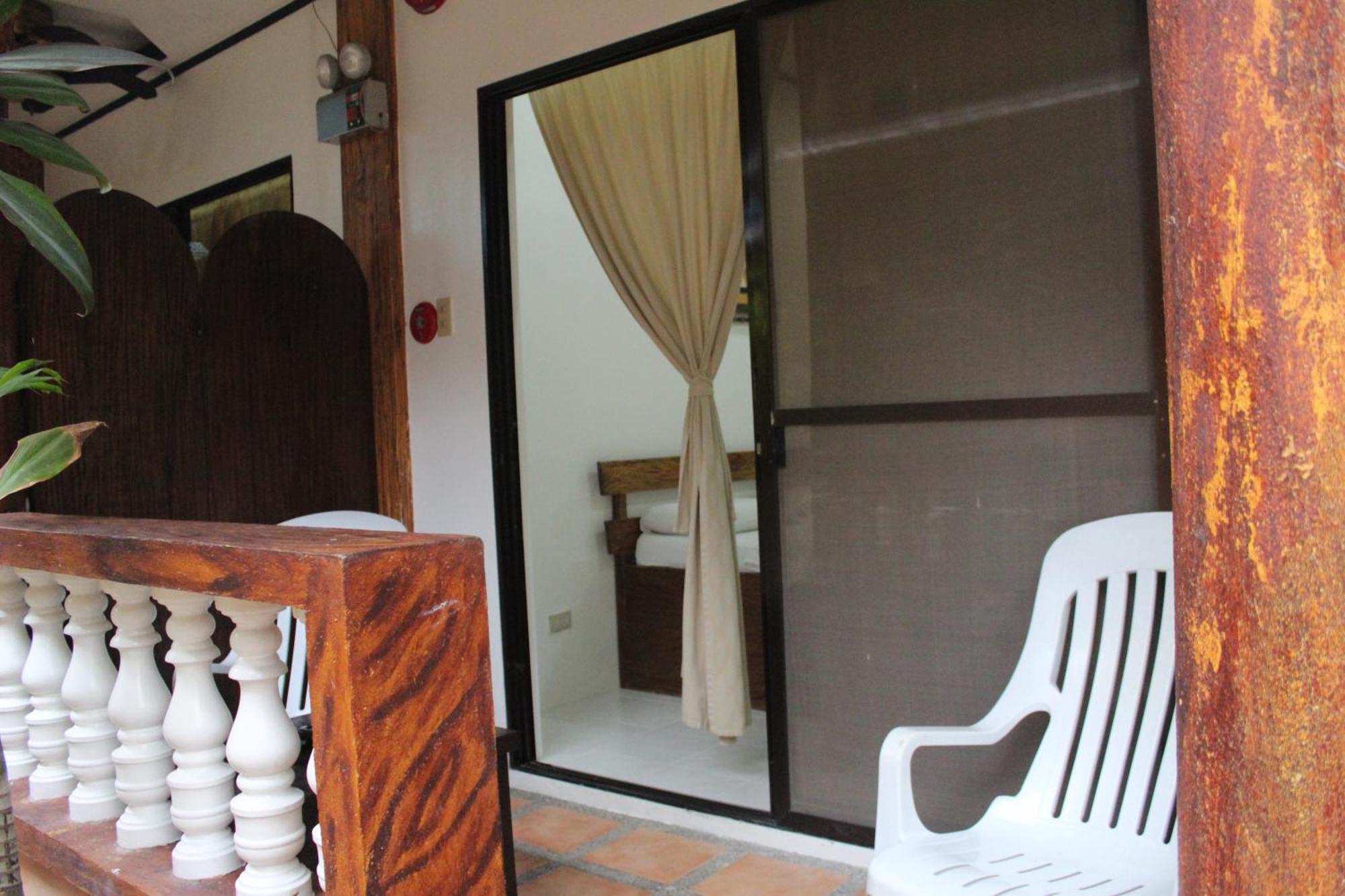 Dave's Straw Hat Inn 3*