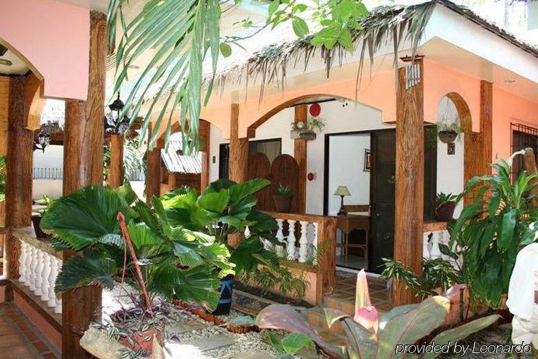 Dave's Straw Hat Inn 3*