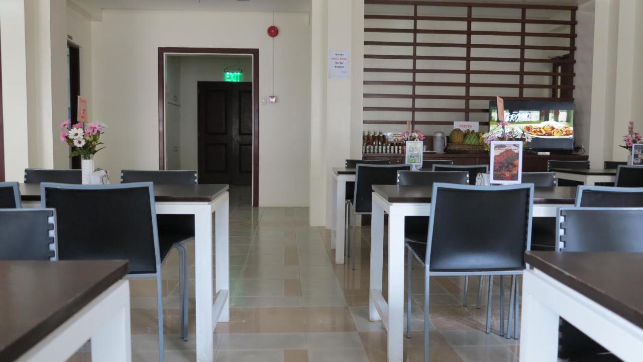 Alice In Wonderland Beach Hotel 3*