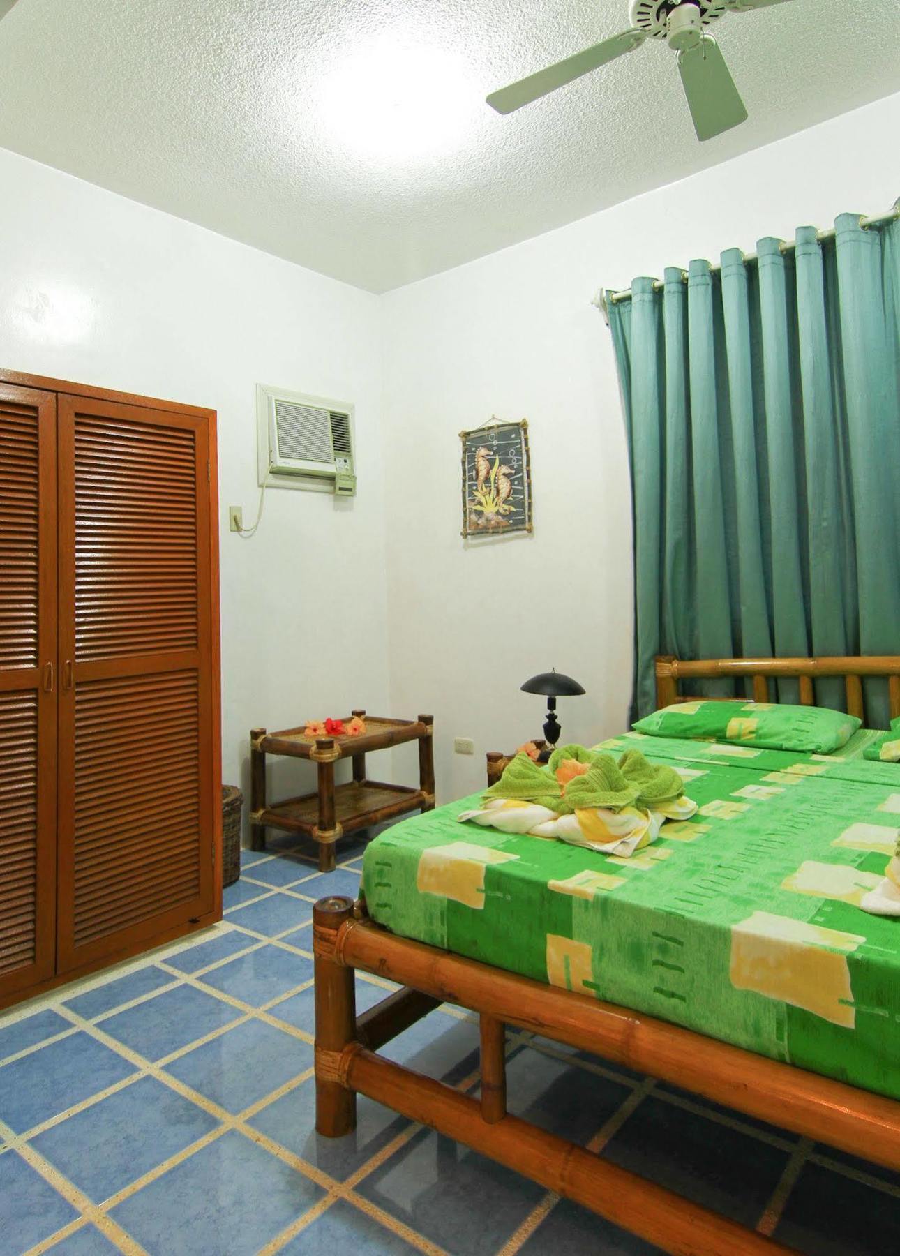 Hotel Diniwid Villas *