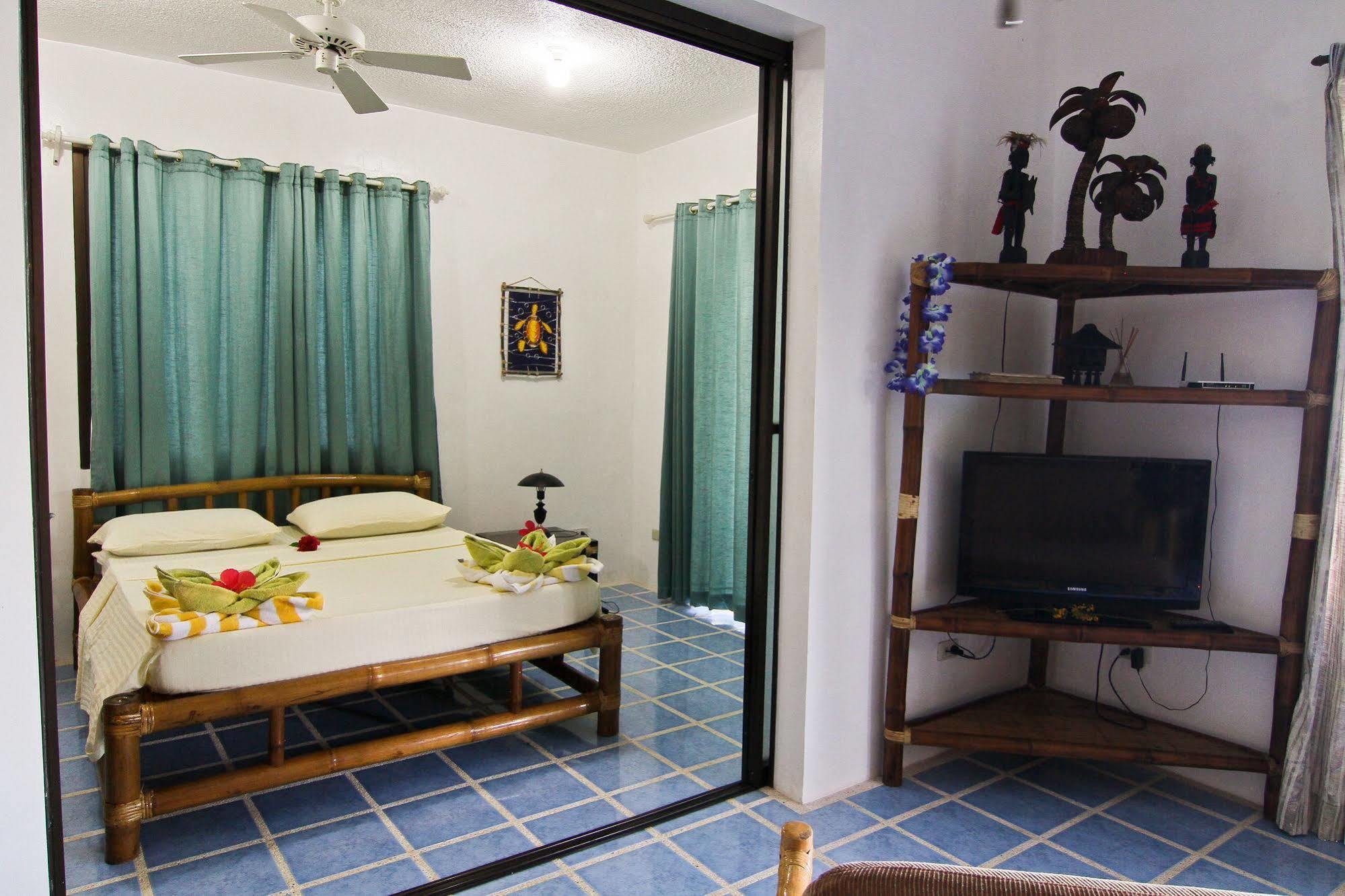 Hotel Diniwid Villas