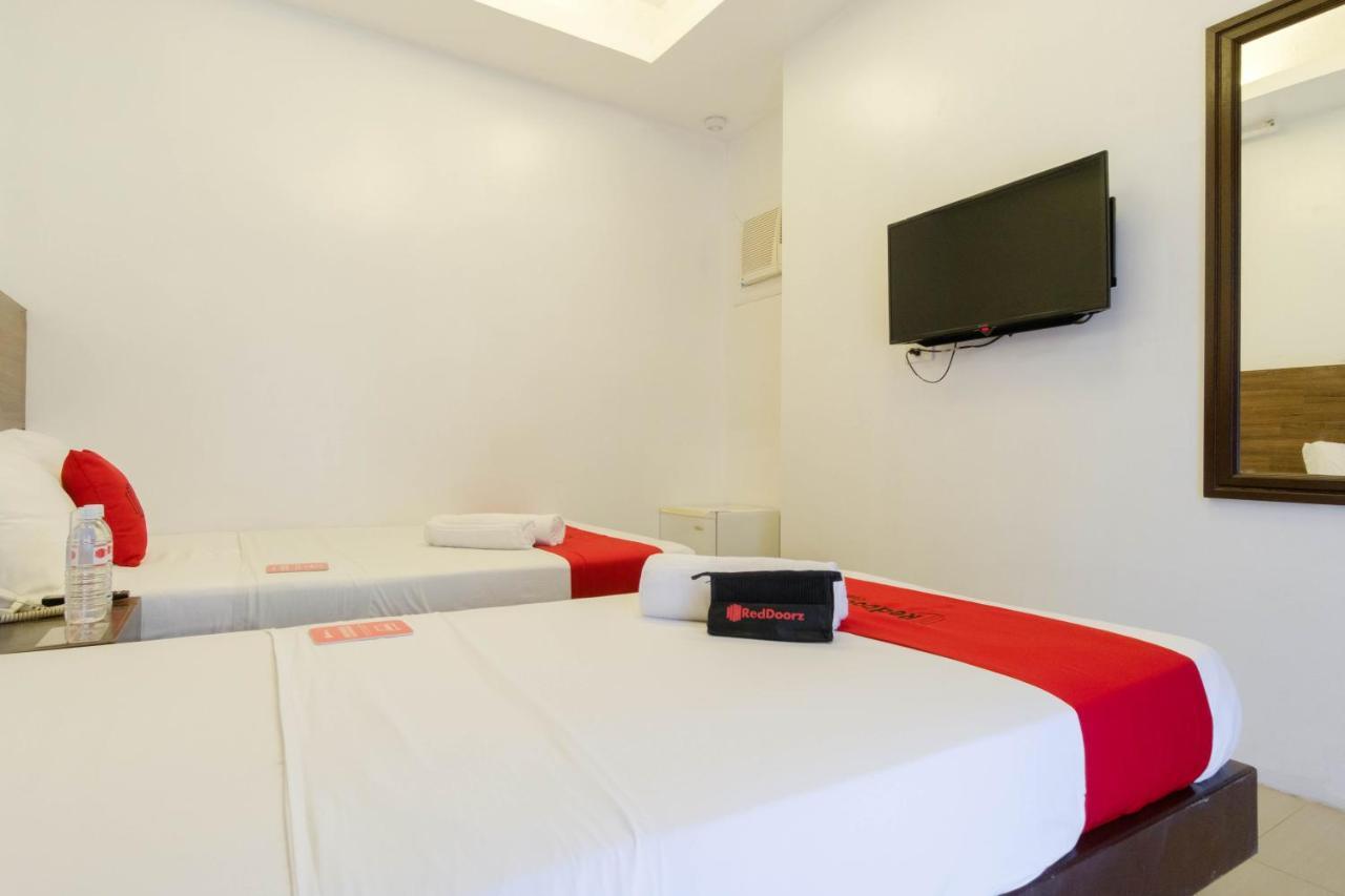Hotel Reddoorz @ Taj And Annex 2*