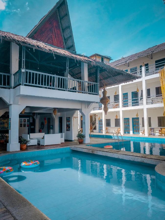 Mad Monkey Boracay Hostel *